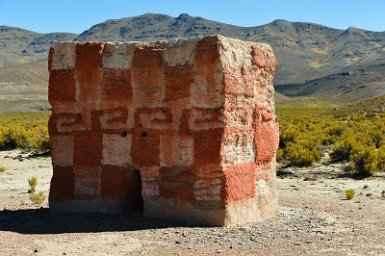 F2016___14031 Site funéraire de Pukara chullpa (3960m) près du rio Lauca, tombes pré-hispaniques (XIII, XIVe siècle) érigées pour des chefs aymaras.