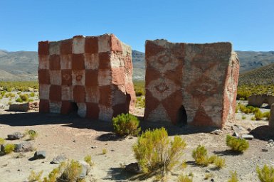 F2016___14033 Site funéraire de Pukara chullpa (3960m) près du rio Lauca, tombes pré-hispaniques (XIII, XIVe siècle) érigées pour des chefs aymaras.