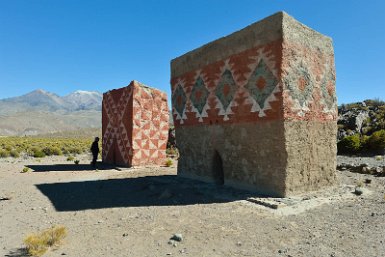 F2016___14048 Site funéraire de Pukara chullpa (3960m) près du rio Lauca, tombes pré-hispaniques (XIII, XIVe siècle) érigées pour des chefs aymaras. Les motifs de la première...