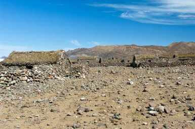 F2016___13668 Village de Chantani, la plupart des maisons sont abandonnées compte tenu des sécheresses qui ont rendu la culture du quinoa et l'élevage de Lamas très...