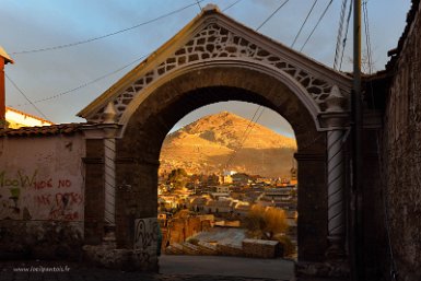 F2016___10410 Potosi, Le Cerro Rico vu au travers de l'Arc de Cobija, construit en 1787, passage des minerais vers le port de Cobija. Cet arc marquait également la séparation...