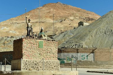 F2016___10516 Potosi, monument au mineur coopérateur, 2006, à l'entrée des mines du Cerro Rico