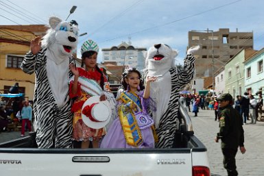 F2016___10745 Potosi, procession de San Bartolomé, avenue du littoral, agents de circulation avec les mini miss