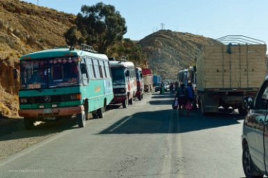 F2016___10134 Route de Sucre à Potosi, 30 km avant Potosi, bloqueo de mineurs des coopératives. Il faut traverser le bloqueo à pied et trouver une voiture de l'autre côté.