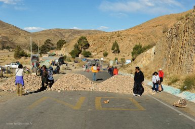 F2016___10138 Route de Sucre à Potosi, bloqueo de mineurs des coopératives. Il faut traverser le bloqueo à pied et trouver une voiture de l'autre côté.