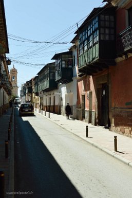 F2016___10281 Potosi, rue Tarija, demeures coloniales à balcons bois.