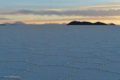 F2016___13493 Salar d'Uyuni, désert de sel de 10500 km2, à 3700m d'altitude, fin d'après midi