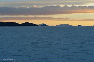 F2016___13499 Salar d'Uyuni, désert de sel de 10500km2, à 3700m d'altitude, fin d'après midi