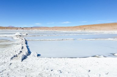 F2016___12930 Lagune Kollpa, comme de nombreuses autres lagunes de la région, celle-ci contient de grandes quantités de borax exploitées par évaporation. D'ailleurs le nom de...