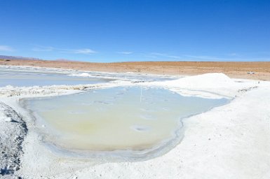 F2016___12931 Lagune Kollpa, le borax est utilisé dans de nombreuses industries, verrerie, métallurgie, nucléaire, électronique. Il est aussi utilisé comme détergent ou...