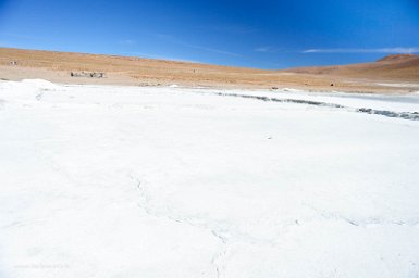 F2016___12933 Lagune Kollpa, à cette altitude, la lumière d'une telle exploitation de borax est insupportable, même avec de fortes lunettes de soleil.