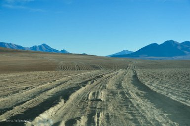 F2016___13177 La piste quelques km après l'hôtel Tayka du désert