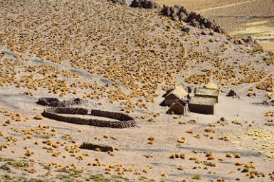 F2016___12746 Près de San Antonio de Lipez Viejo, habitat traditionnel avec enclos pour protection des lamas contre les pumas la nuit.