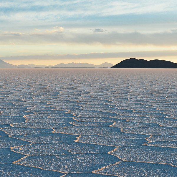 Le Salar d'Uyuni Le plus vaste désert de sel du monde, plus de 10000 km2 à 3650m. Des lumières qui varient tout au long de la journée....