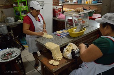 F2016___08730 Marché de la Guardia, fabrication d'empanadas, sorte de chaussons frits fourrés à n'importe quoi, ici du fromage.