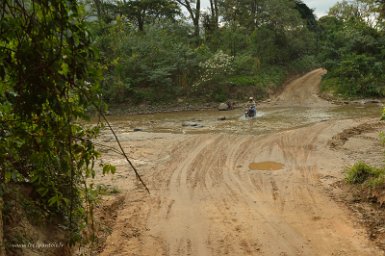 F2016___08746 A partir d'El Torno (40km à l'Ouest de Santa Cruz), dans le Parc Amboro, l'un des 32 gués de la 