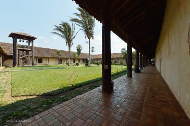 F2016___15741 San Francesco Xavier, plan classique autour du cloître comprenant un clocher et un cadran solaire, avec l'église à gauche, les logements des prêtres au fond et...