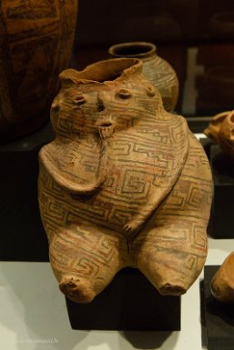 F2016___08884 Samaipata, musée archéologique: poterie d'époque Mojocoya en forme de femme enceinte (5e-9e siècle de notre ère)