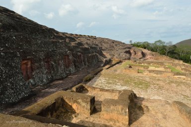 F2016___08918 Samaipata, El Fuerte: le long du rocher principal, fondation de maisons construites par les espagnols (16e siècle)