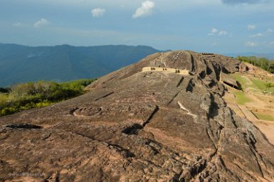 F2016___08926 Samaipata, El Fuerte: élément principal constitué d'un monolithe de 220m par 65 entièrement sculpté avec des animaux, des formes géométriques, des canaux et des...