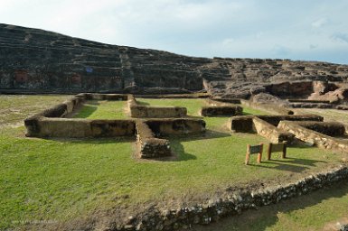 F2016___08935 Samaipata, El Fuerte: fondation de maisons espagnoles au pied du rocher principal