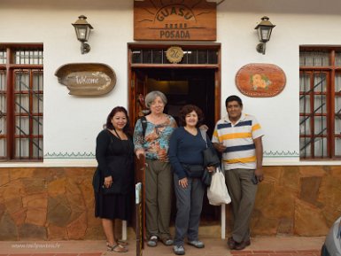 F2016___08975 Samaipata, devant l'hotel Guazu de G à D, Lina Flores, notre hôte, Milène, Ginelda notre guide et Leo notre chauffeur.