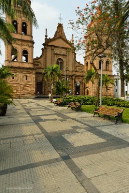 F2016__16506 Santa Cruz, Catedral Metropolitana Basílica de San Lorenzo, depuis la place du 24 septembre.Construction 1838,sur une première cathédrale construite en 1770,...