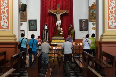 F2016__16508 Santa Cruz, Catedral Metropolitana Basílica de San Lorenzo, beaucoup de ferveur devant les chapelles, comme à La Paz