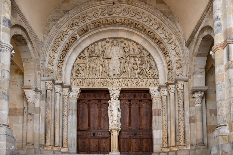 20210726__00152-20 Cathédrale d'Autun: tympan du grand portail, début XIIe s. La plupart des sculptures de la cathédrale sont du sculpteur Gislebertus qui y consacra 20 ans.