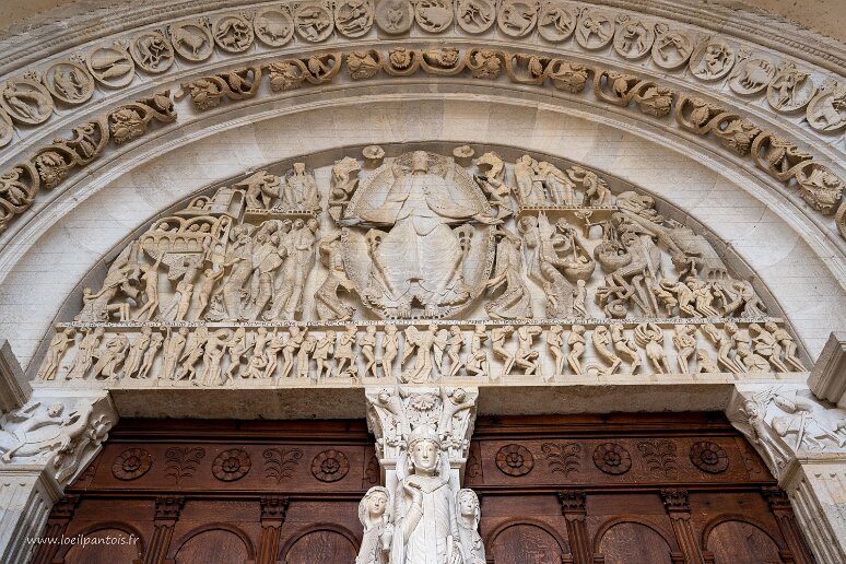 20210726__00152-23 Cathédrale d'Autun: tympan du grand portail: jugement dernier. Sur le linteau, sous les prieds du Christ, hommes et femmes ressuscitent et sortent de leurs...