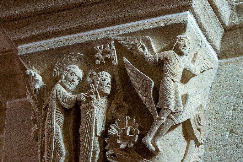 20210726__00152-25 Cathédrale d'Autun: chapiteaux:acte 1: Simon le magicien décide de monter au ciel devant les apôtres Pierre et Paul