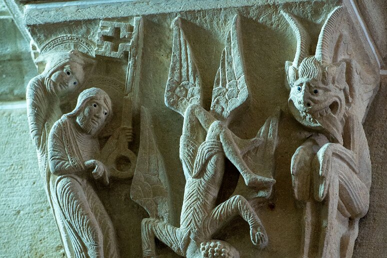 20210726__00152-26 Cathédrale d'Autun: chapiteaux: acte 2: Simon le magicien retombe lourdement devant St Pierre et un diable qui se réjouit.