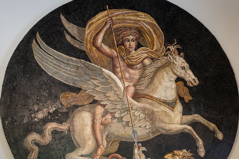 20210726__00152-3 Autun, musée Rolin: médaillon de la mosaïque de Bellérophon (Il chevauche Pégase et terrasse la chimère) (fin IIe s) extrait d'une mosaïque de 110m2, découverte...