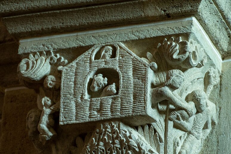 20210726__00152-31 Cathédrale d'Autun: chapiteaux l'arche de Noë. Sous le regard de sa femme, à la fenêtre du haut, Noë, à gauche, aide un enfant à monter tandis que ses aides, à...