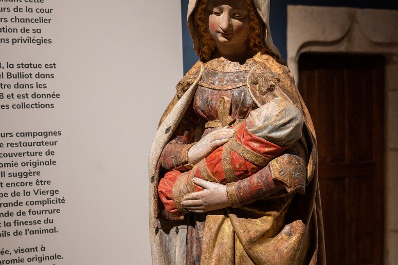 20210726__00152-5 Autun, musée Rolin: La vierge Bulliot (du nom de l'un de ses propriétaires), Claus de Werve, début XVe s. Noter la position très inhabituelle de l'enfant Jésus