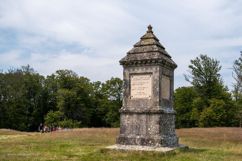 20210723__00159-54 Bibracte: sommet du mont Beuvray, monument en l'honneur de Jacques-Gabriel Bulliot (1817-1902) découvreur du site en 1851. Ici extrait des commentaires de...