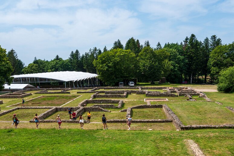 20210723__00159-56 Bibracte: la grande maison, construite par un riche gaulois peu de temps avant l'abandon du site au tout début de notre ère. la maison fait environ 3600m2 et...
