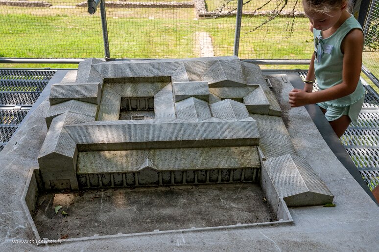 20210723__00159-62 Bibracte: la grande maison, construite par un riche gaulois peu de temps avant l'abandon du site au tout début de notre ère. la maison fait environ 3600m2 et...