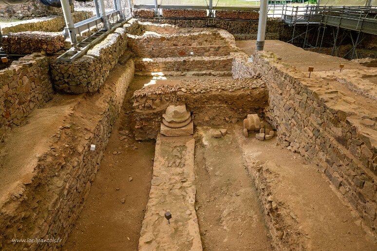 20210723__00159-70 Bibracte: fouilles montrant la superposition de diverses constructions dont une basilique romaine pré-chrétienne dont reste une base de colonne