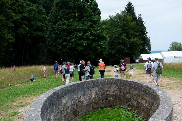 20210723__00159-83 Bibracte: bassin en granit rose datant de la fin de la guerre des Gaules, l'une des premières réalisations de style romain sur le site fut utilisé durant un...