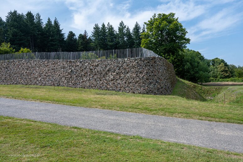 20210723__00159-90 Bibracte: reconstitution d'une partie du rempart gaulois de 5km qui protégeait la ville: un talus de terre renforcé de poutres et appuyé sur un mur de pierre...
