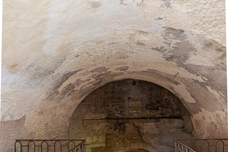 20210725__00152-37 Grande forge de Buffon:depuis l'escalier d'honneur, vue sur la dame d'où s'effectuent les coulées vers des moules en sable creusés dans le sol pour produire la...