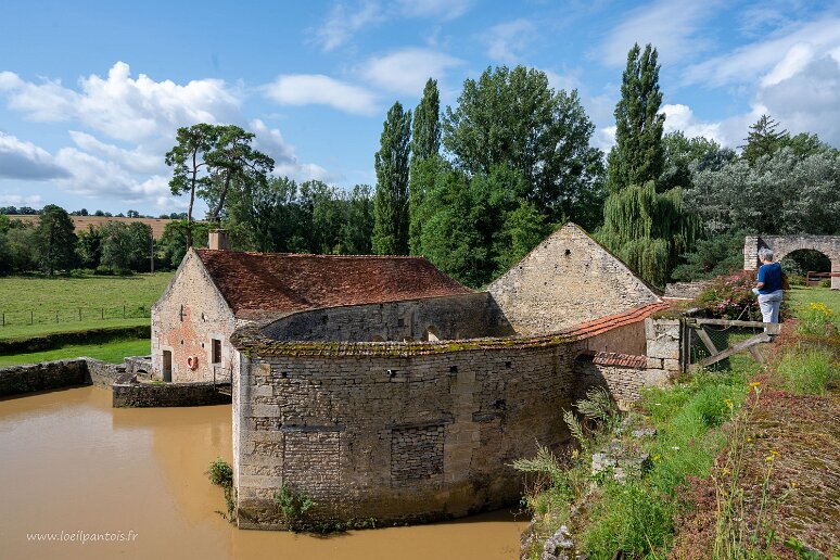 20210725__00152-9 Grande forge de Buffon: Au premier plan le bief et l'affinerie, bâtiment où l'on décarbure la fonte en la chauffant et en la frappant à l'aide d'un marteau...