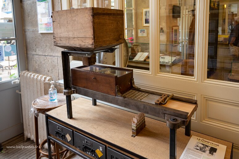 20210725__00152-79 Anis de Flavigny: ancienne machine compteuse (1923). Les anis de l'abbaye de Flavigny, recette du 8e s, sont maintenant fabriqués par une entreprise fondée en...