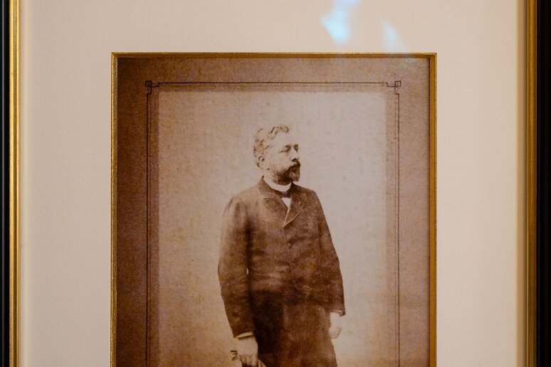 20210725__00152-86 Anis de Flavigny dédicace de Gustave Eiffel à Jacques Galimard en souvenir d'un kiosque à anis installé sous la tour en 1890
