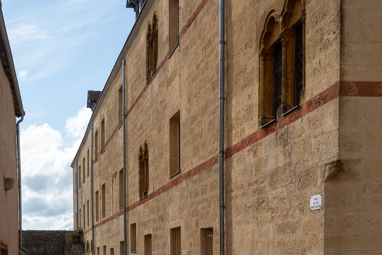 20210725__00152-93 Flavigny sur Ozerain: rue de la porte du Val, le long du séminaire Saint Curé d'Ars appartenant à la Porte Latine fondée par Mgr Lefèvre