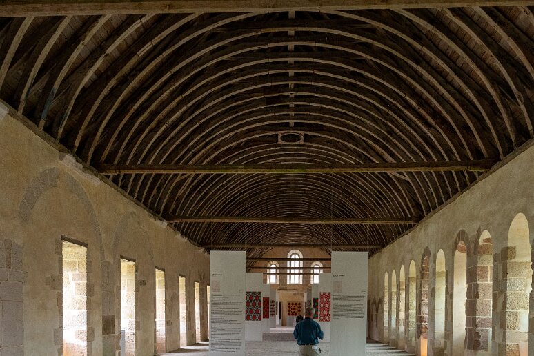 20210725__00152-39 Abbaye cistercienne de Fontenay: Dortoir, à la charpente refaite après un incendie au XVe s par des charpentiers de marine. Le dortoir ne comprenait pas de...
