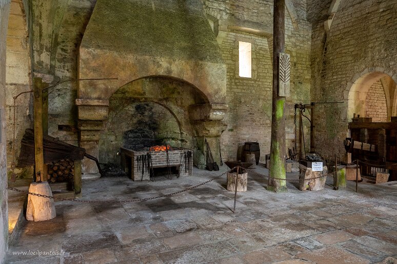 20210725__00152-46 Abbaye cistercienne de Fontenay: bâtiment de la forge (fin XIIe s) construite pour exploiter le minerai présent aux abords de l'abbaye