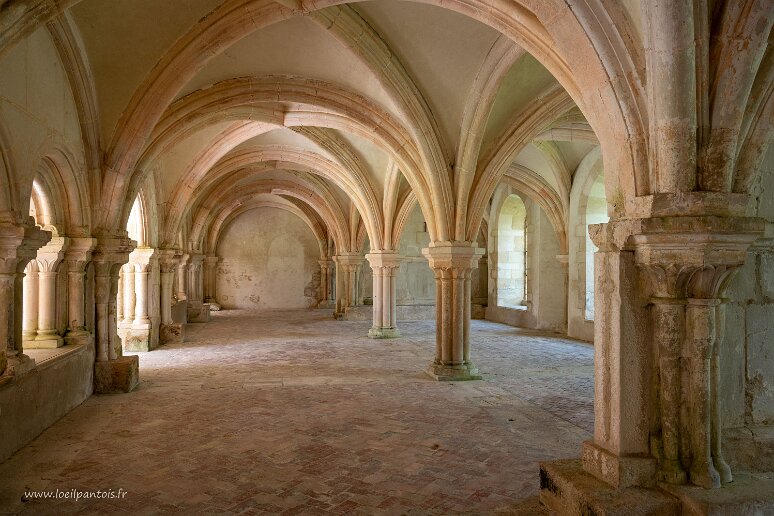 20210725__00152-56 Abbaye cistercienne de Fontenay: salle capitulaire, lieu des réunions quotidiennes de frères et de l'ensemble des décisions collectives.