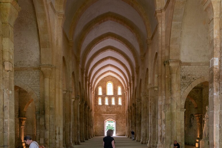 20210725__00152-59 Abbaye cistercienne de Fontenay: Eglise abbatiale construite entre 1139 et 1147. Rien ne doit distraire l'attention des fidèles entièrement tournés vers le...